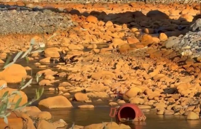 Krim mjedisor në Fushë Arrëz/ Kompania shkarkon mbetjet industriale në lumin Fan