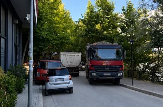 Pluhuri dhe trafiku i rënduar në Liqenin e Thatë, kamionët dyshohet se qarkullojnë pa autorizim